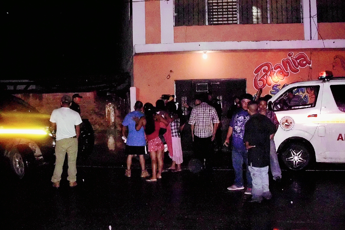 Curiosos rodean el escenario del crimen. (Foto Prensa Libre: Héctor Contreras)