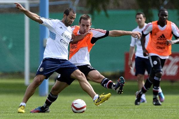 Javier Mascherano, en la práctica de la selección Argentina, que mañana  visita a Perú por la eliminatoria mundialista. (Foto Prensa Libre: AFP)