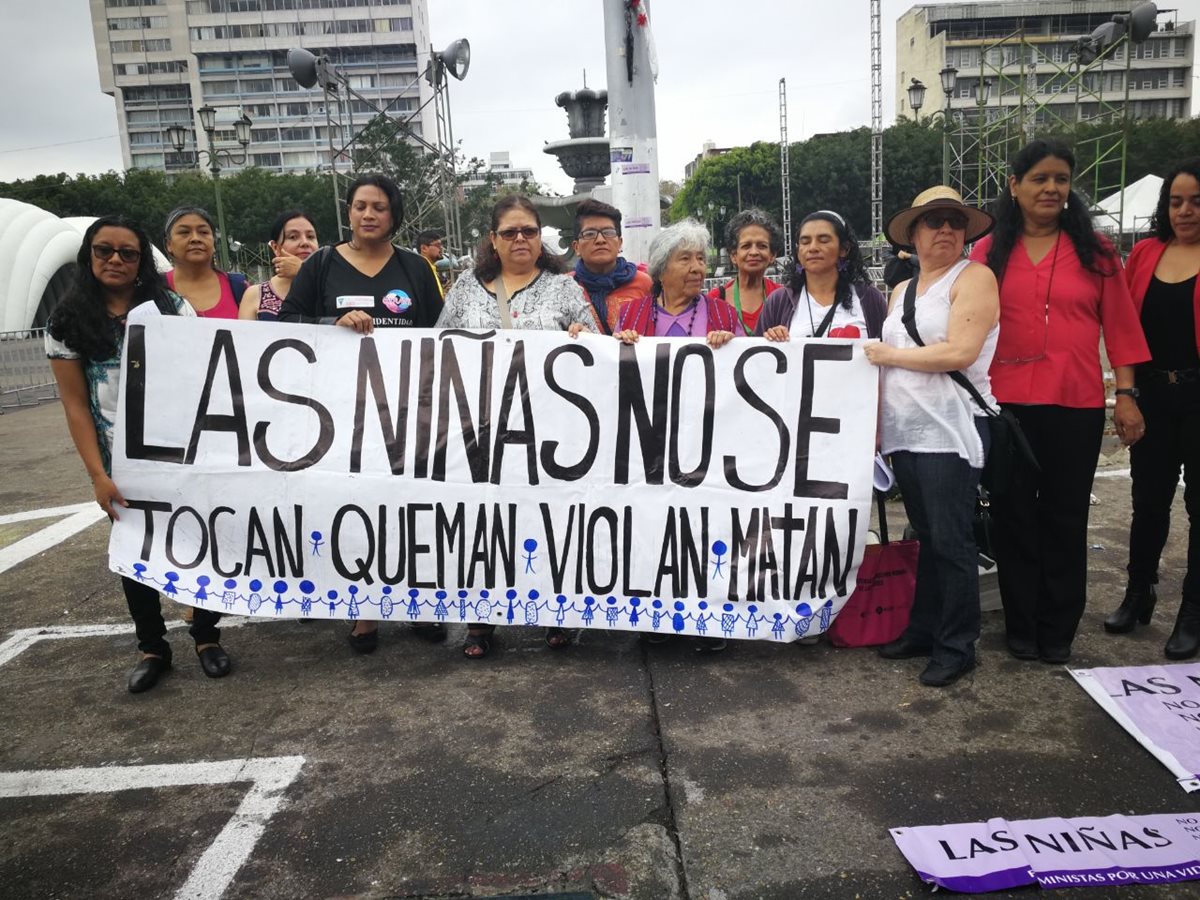 Colectivos de la sociedad civil participan en manifestación en la Plaza de la Constitución. (Foto Prensa Libre: Érick Ávila)