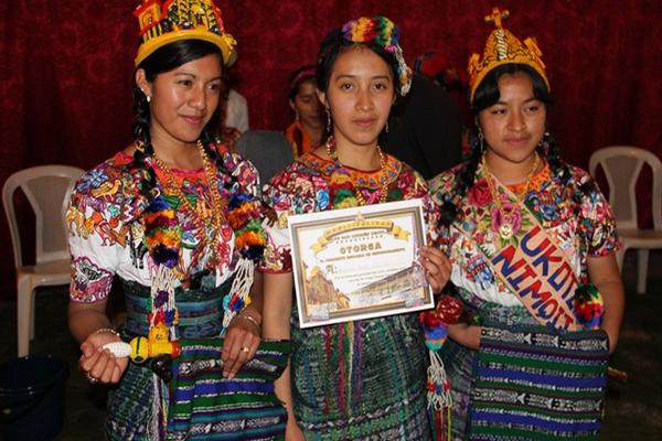 Rosalinda Karina Chan (centro) es la nueva Reina Indígena de San Andrés Xecul, Totonicapán. (Foto Prensa Libre: Édgar Domínguez).