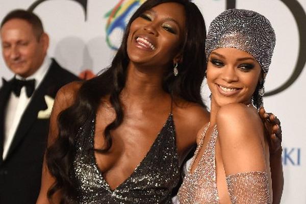 Rihanna junto a Naomi Campbell durante la premiación del Diseñador americano en Nueva York. (Foto Prensa Libre: AFP)