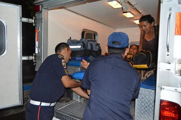 Socorristas trasladan a María Fernanda López al Hospital Nacional de Zacapa. (Foto Prensa Libre: Víctor Gómez)