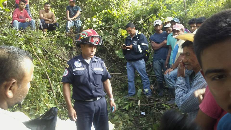 Lugar donde cayó el picop accidentado en Chicamán. (Foto Prensa Libre:  @CBMDEPTAL).