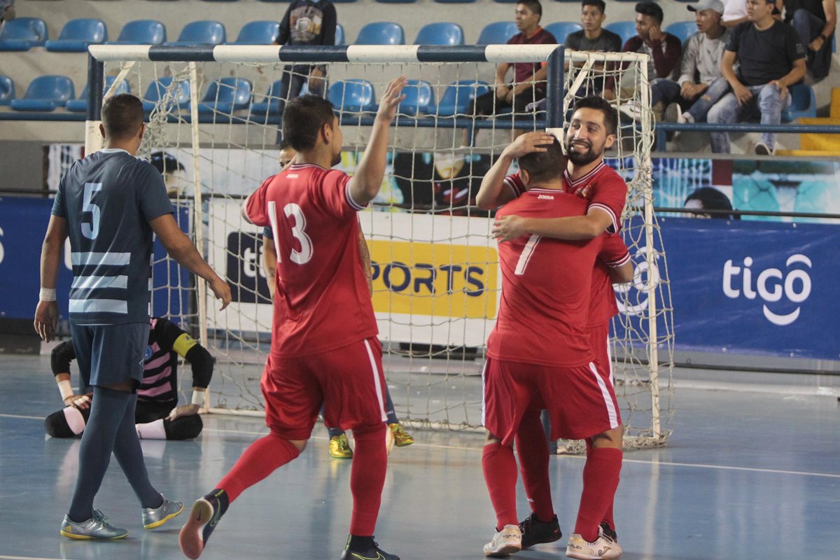 Los jugadores de Glucosoral, Santizo y Mansilla celebran con Erwin Coronado.