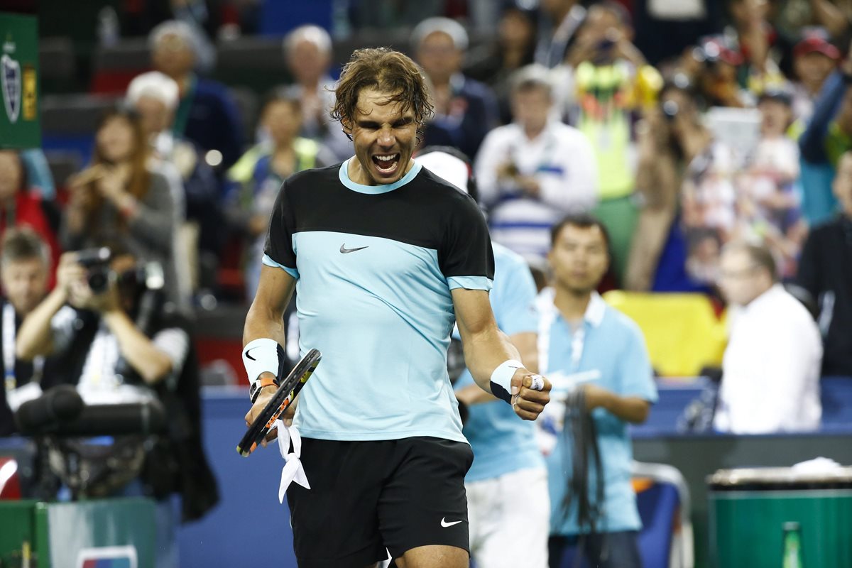 Rafael Nadal festeja su victoria ante Milos Raonic en Shanghai. (Foto Prensa Libre: EFE)