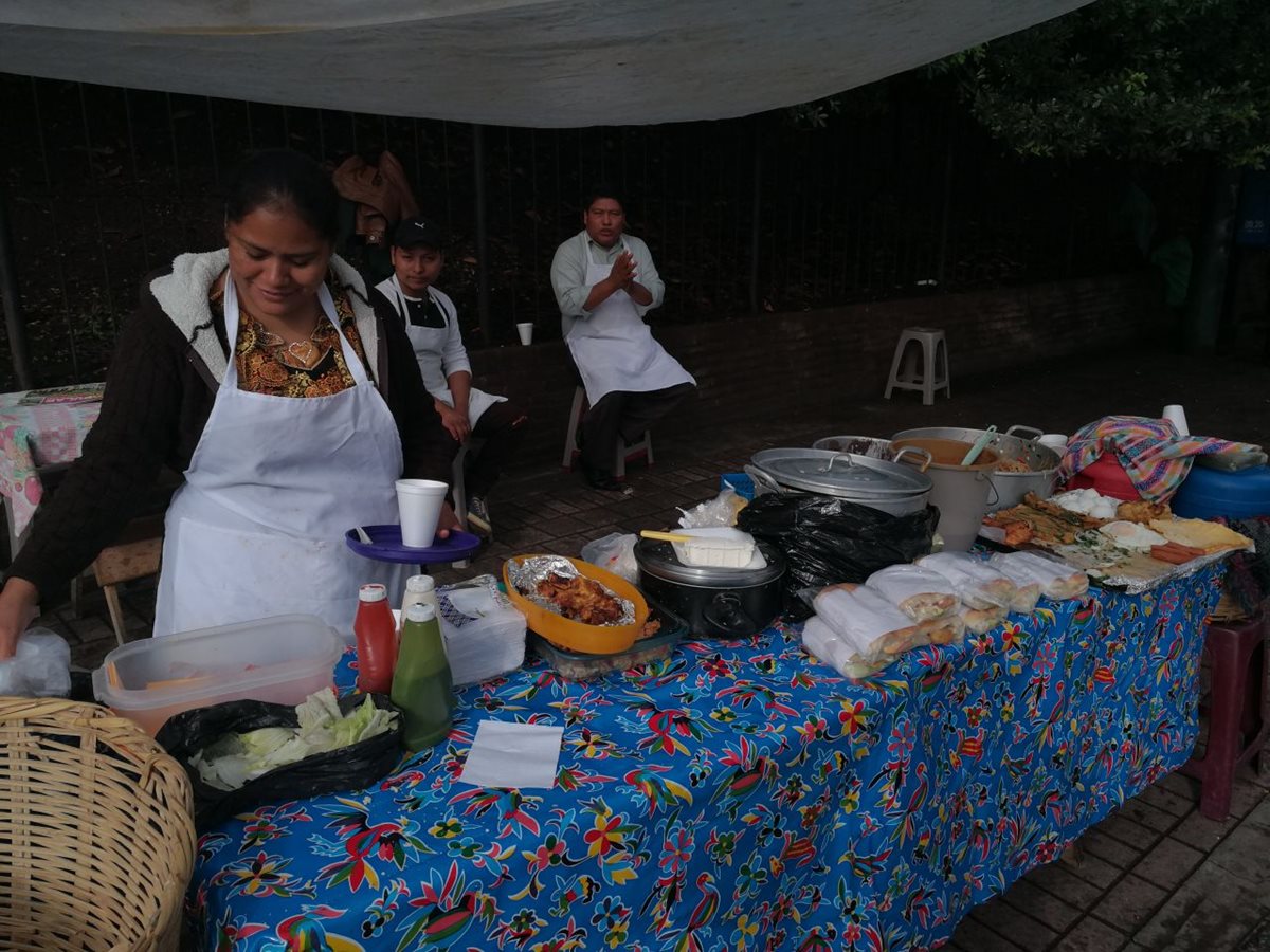 Una de las ventas ubicadas en el Bulevar Liberación, zona 9 de la capital, ofrece variedad de alimentos a sus clientes. (Foto Prensa Libre: Óscar García).