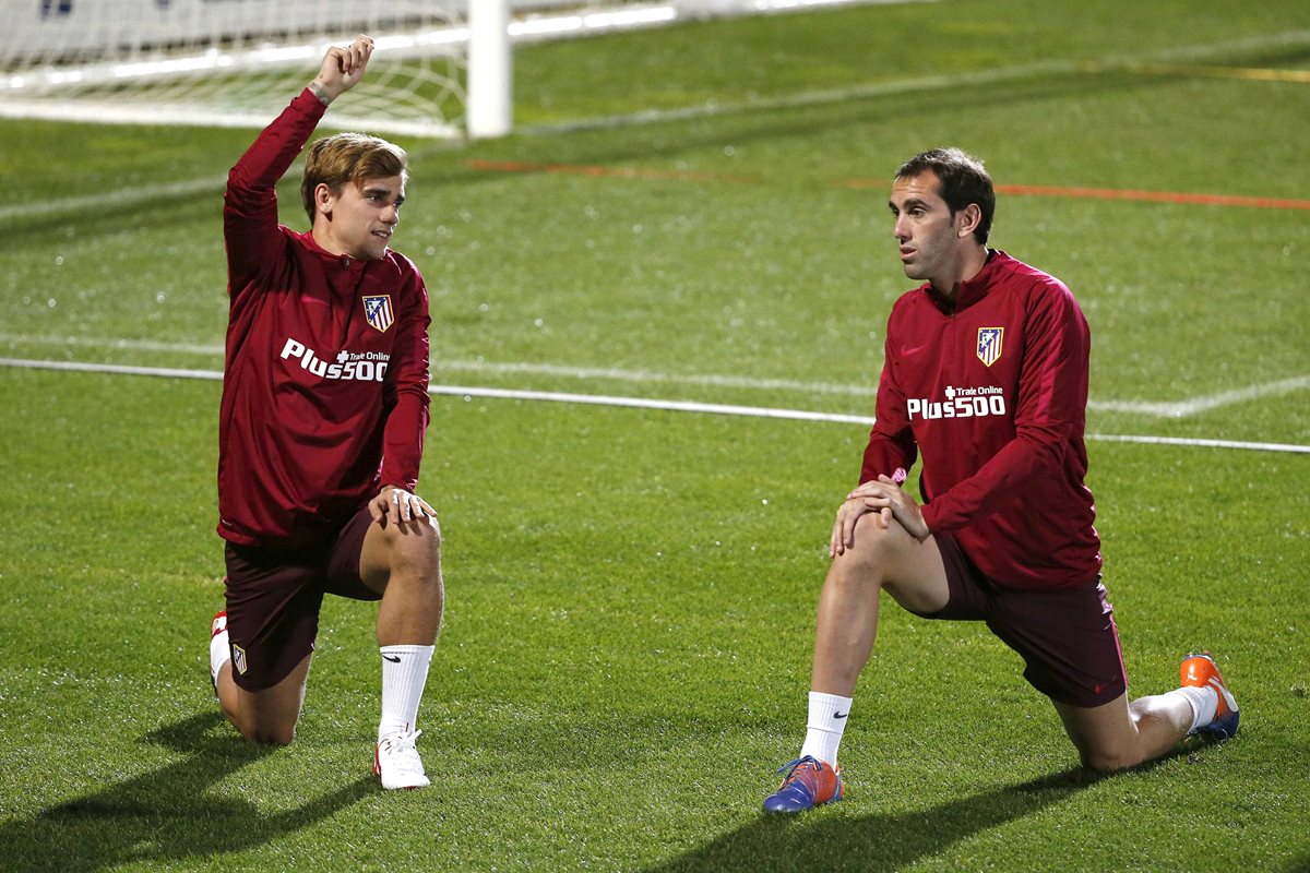 Antoine Griezmann, y Diego Godín durante el entrenamiento del Atlético de cara al partido de liga que disputa el sábado frente al Real Madrid. (Foto Prensa Libre: EFE)