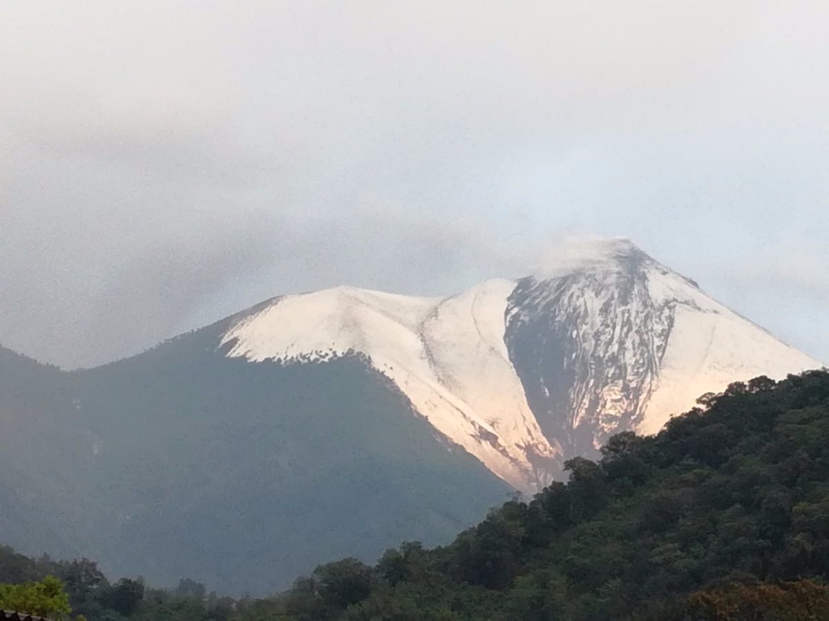 Fue tal la magnitud del granizo que la cima del volcán tomó el aspecto de un paisaje invernal. (Foto Prensa Libre: Mariela Matzul)