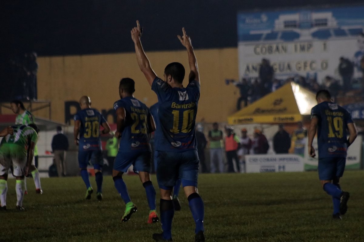 Maximiliano Lombardi festeja luego de anotar el gol del triunfo cobanero. (Foto Prensa Libre: Eduardo Sam)