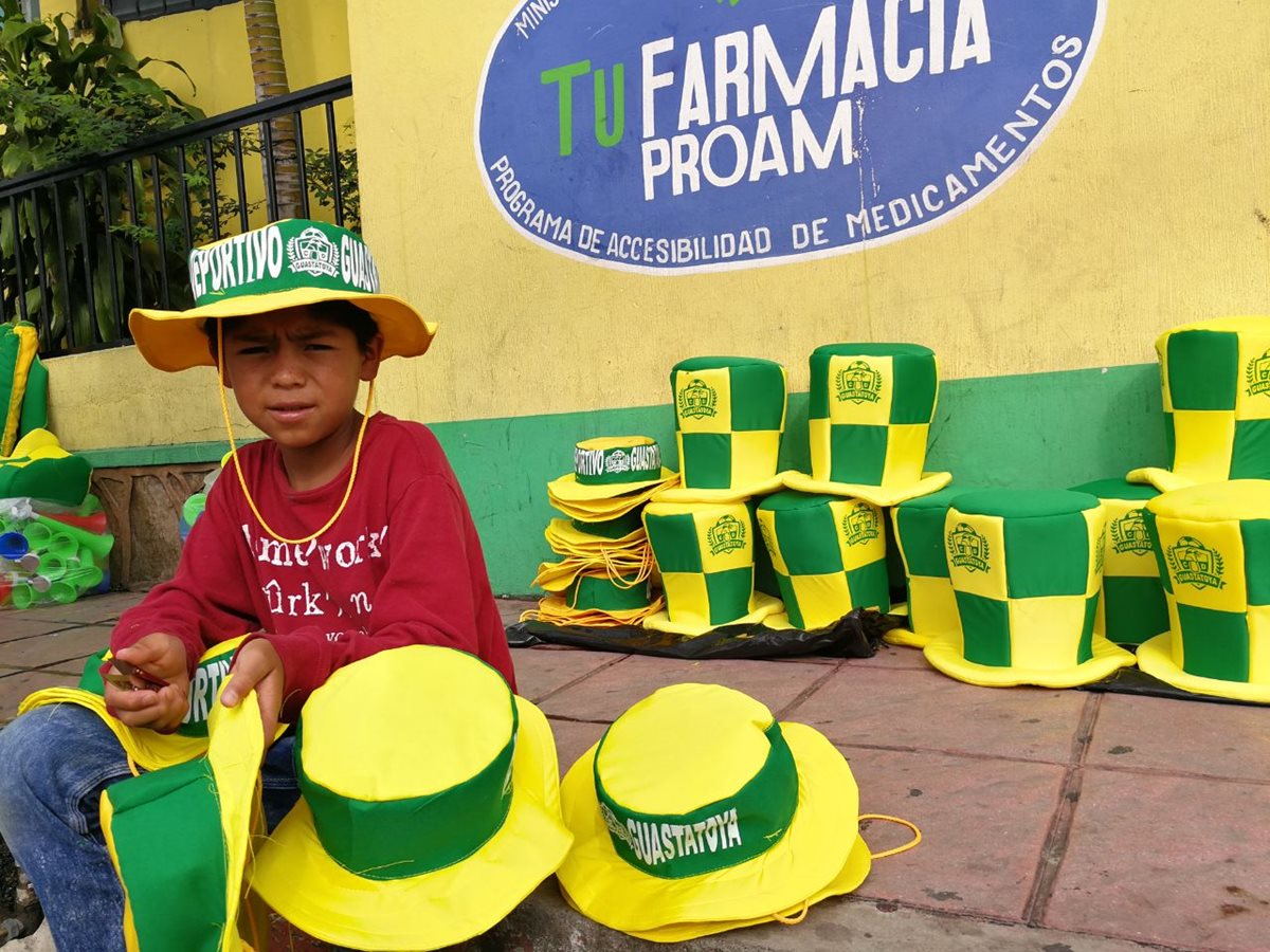 En Guastatoya la emoción por estar en la final ha aumentado la venta de souvenirs.   (Foto Prensa Libre: Jorge Ovalle)