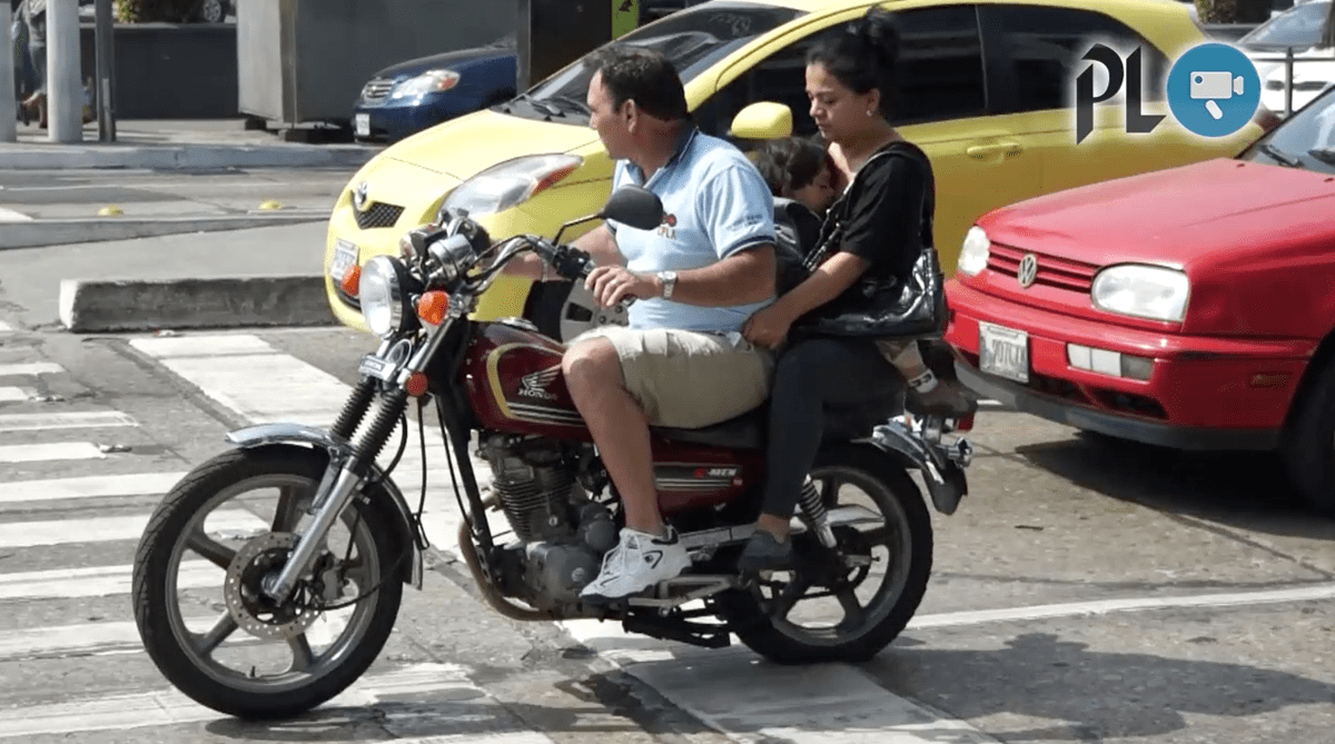 Muchos motoristas que circulan diariamente en la capital y municipios aledaños no cumplen con el Reglamento de Tránsito. (Foto Prensa Libre: Luis Velásquez).