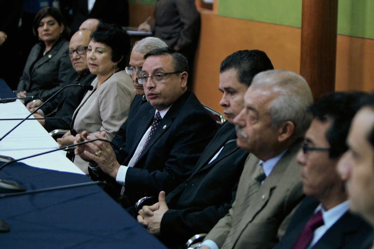 Representantes de los partido políticos piden a los magistrados del TSE la firma de un pacto para frenar la violencia política (Foto Prensa Libre: Hemeroteca PL).