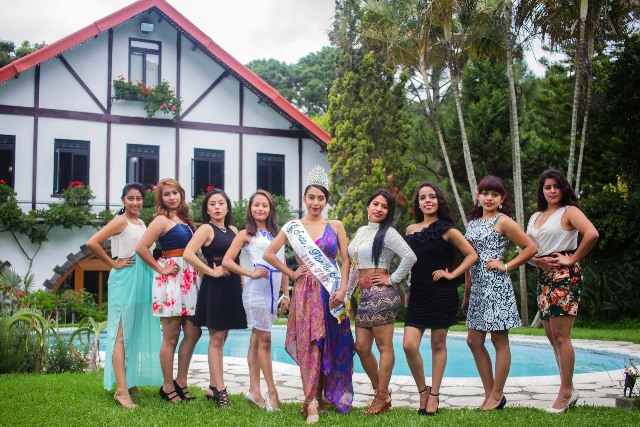 Las ocho candidatas posan con Lourdes Gómez Quinillo, reina saliente. (Foto Prensa Libre: Cortesía Municipalidad de Mixco)