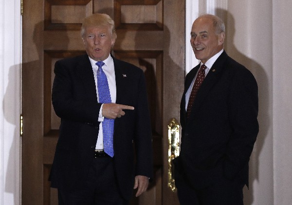 Donald Trump habla con los medios de comunicación mientras se encuentra con John Kelly. (Foto Prensa Libre: AP)