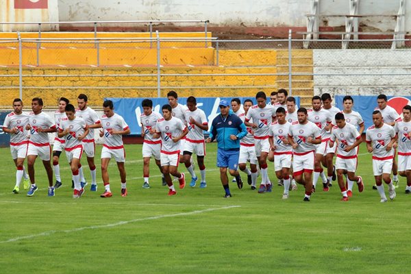 Xelajú MC se entrenó esta mañana en el Mario Camposeco y después, por la tarde, salió rumbo a la capital paa enfrentar mañana a Municipal (Foto Prensa Libre: Carlos Ventura)