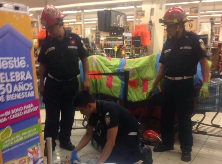 Bomberos Municipales intentaron auxiliar a Dubón Castro, pero ya había muerto. (Foto Prensa Libre: Cortesía CBM)