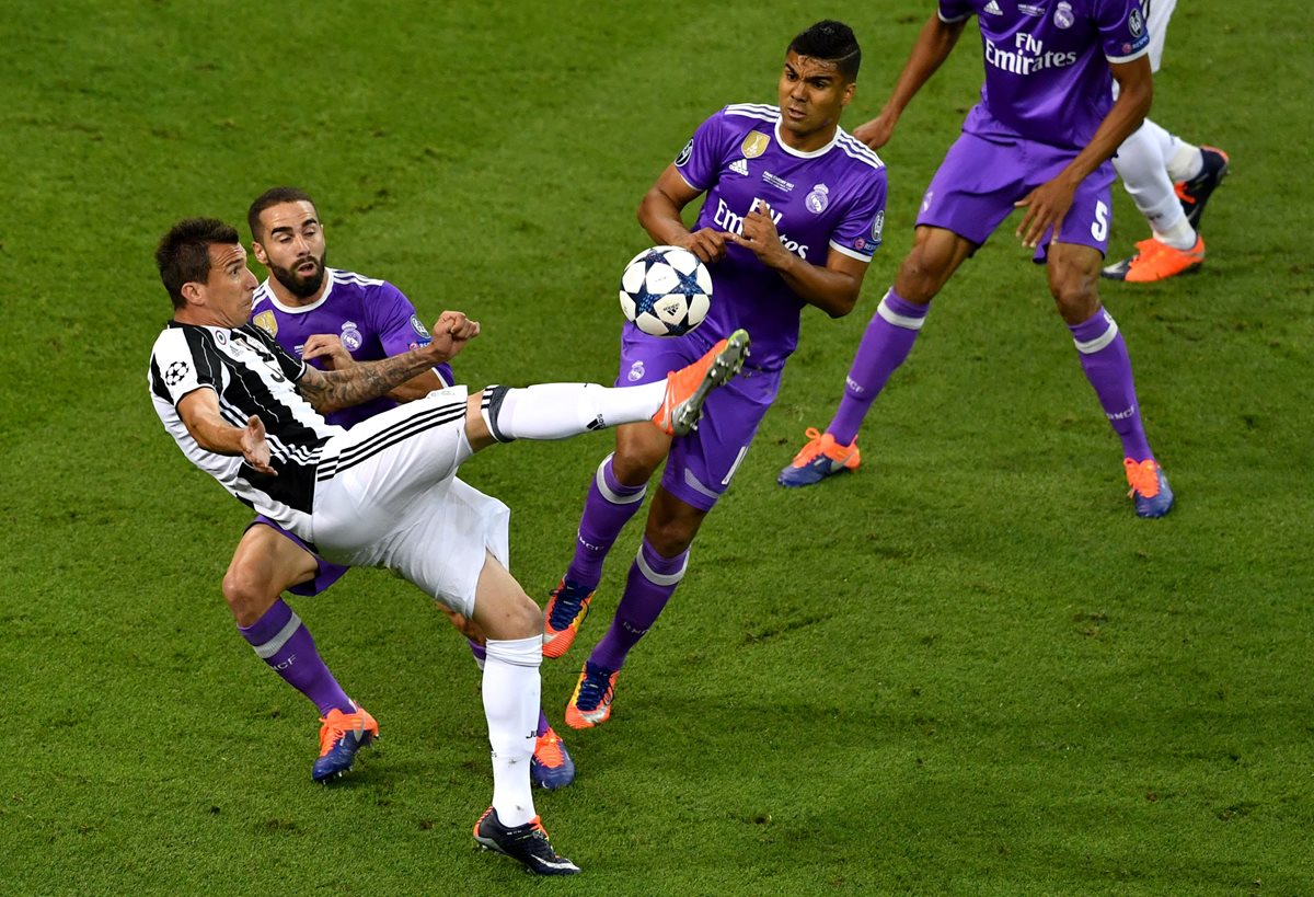 Uno de los mejores goles de la temporada que se cerró recientemente en la Liga de Campeones está el que consiguió Mario Mandzukic en la final. (Foto Prensa Libre: AFP)