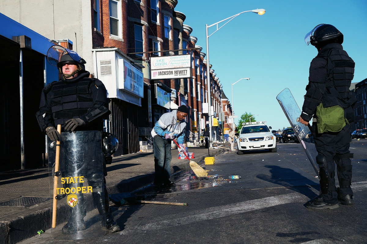 La Policía de Maryland montan guardia después de los disturbios en Baltimore. (Foto Prensa Libre:AP)