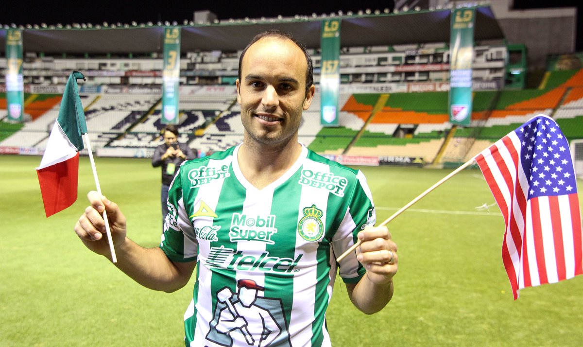 Landon Donovan posa con las banderas de México y Estados Unidos en su presentación oficial como nuevo jugador del León. (Foto Prensa Libre: AFP)