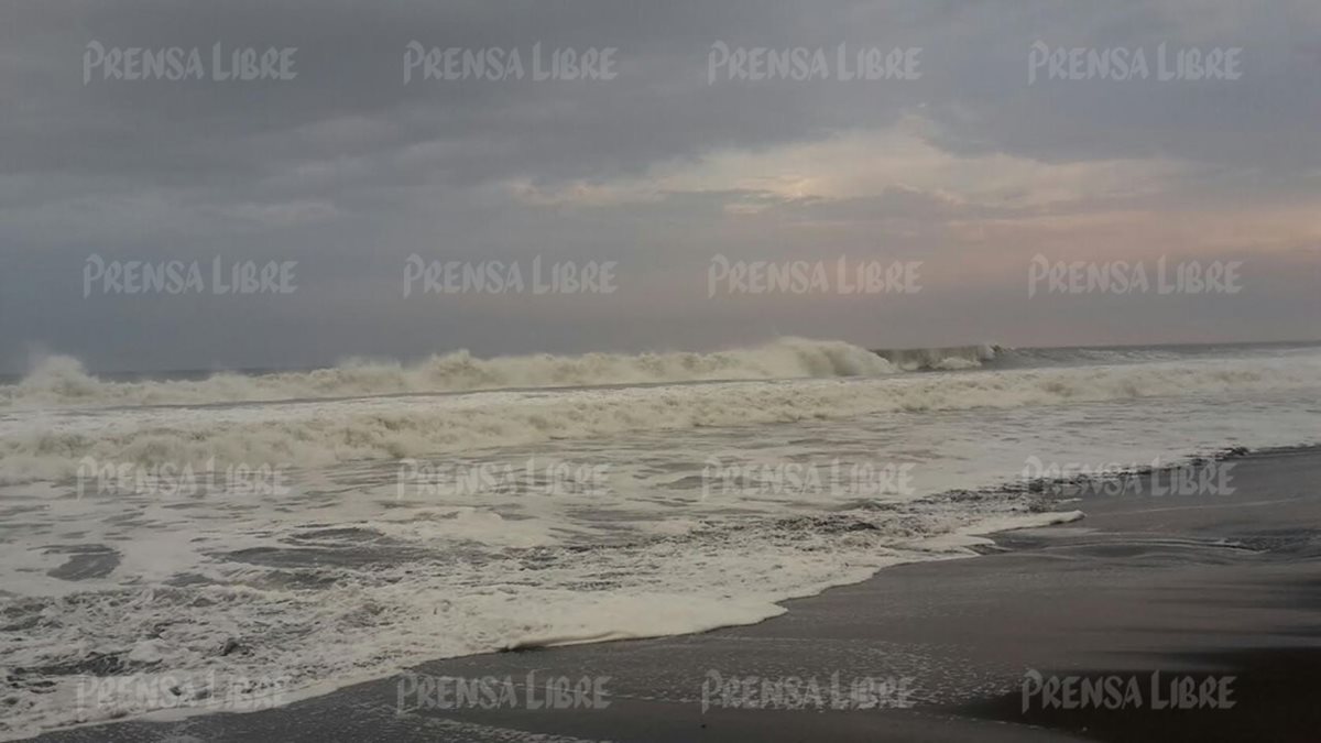 El alto oleaje en comunidades de Moyuta, Jutiapa, provocó que algunas viviendas ubicadas en las playas de La Barrona y la Barra del Jilote resultaran inundadas. (Foto Prensa Libre: Carlos E. Paredes)