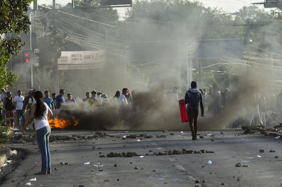 Decenas de manifestantes toman una avenida universitaria el 28 de abril en Managua, Nicaragua. (Foto Prensa Libre:EFE)