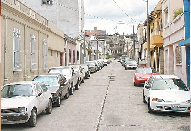 La 6a. avenida "A" antes Callejón Manchén en honor a la Dolorosa de San Sebastián inicia en el Palacio Nacional y 5a. calle y finaliza en el templo de San Sebastián. (Foto: Hemeroteca PL)