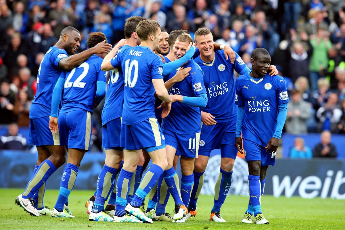 Leicester visitará el próximo domingo al Mánchester United y si gana se coronará campeón. (Foto Prensa Libre: EFE).