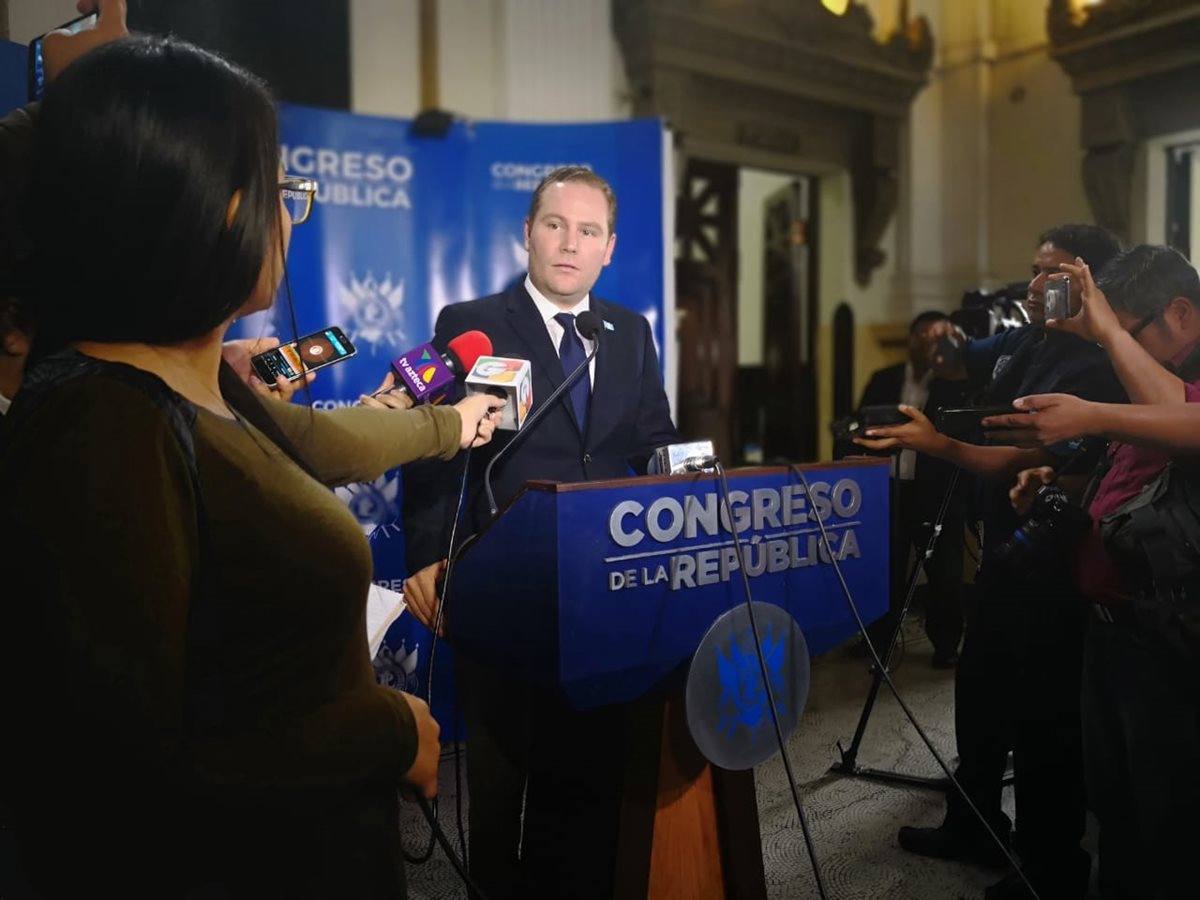 El presidente del Congreso Álvaro Arzú Escobar, indica que se denunció a Manfredo Marroquín por la posible comisión de delito. (Foto Prensa Libre: Carlos Álvarez)