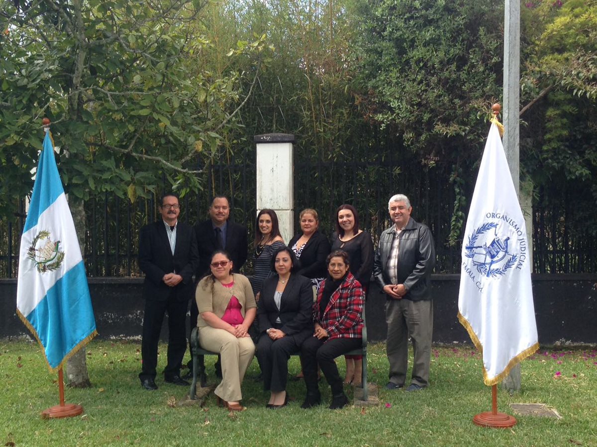 Romeo Gálvez, presidente del tribunal de Sentencia; Héctor Mendizábal, vocal de Sentencia; Karina González, magistrada de sala de Apelaciones; Elida Woltke y Leonora Cordón —juezas de Paz—; Fernando Aroche, magistrado vocal. Sentadas: Jakelinne Contreras, vocal del tribunal de Sentencia; Ericka Granados, jueza de Instancia, y Benicia Contreras, magistrada presidenta de la sala de Apelaciones Especializada.