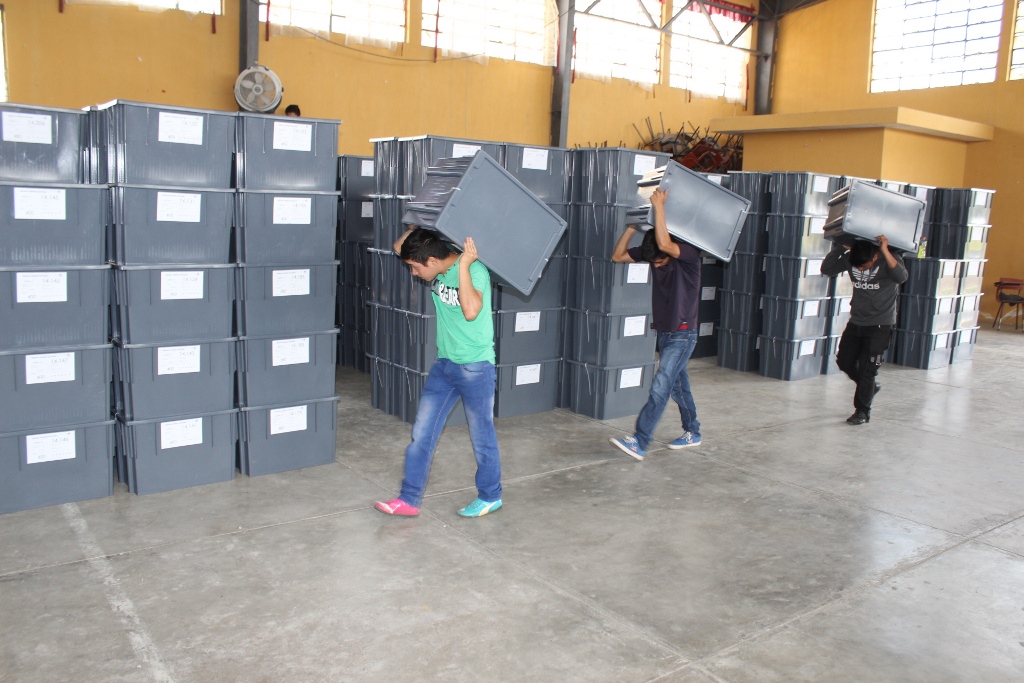 Algunas de las cajas que contienen las papeletas que son distribuidas en Quiché. (Foto Prensa Libre: Óscar Figueroa)