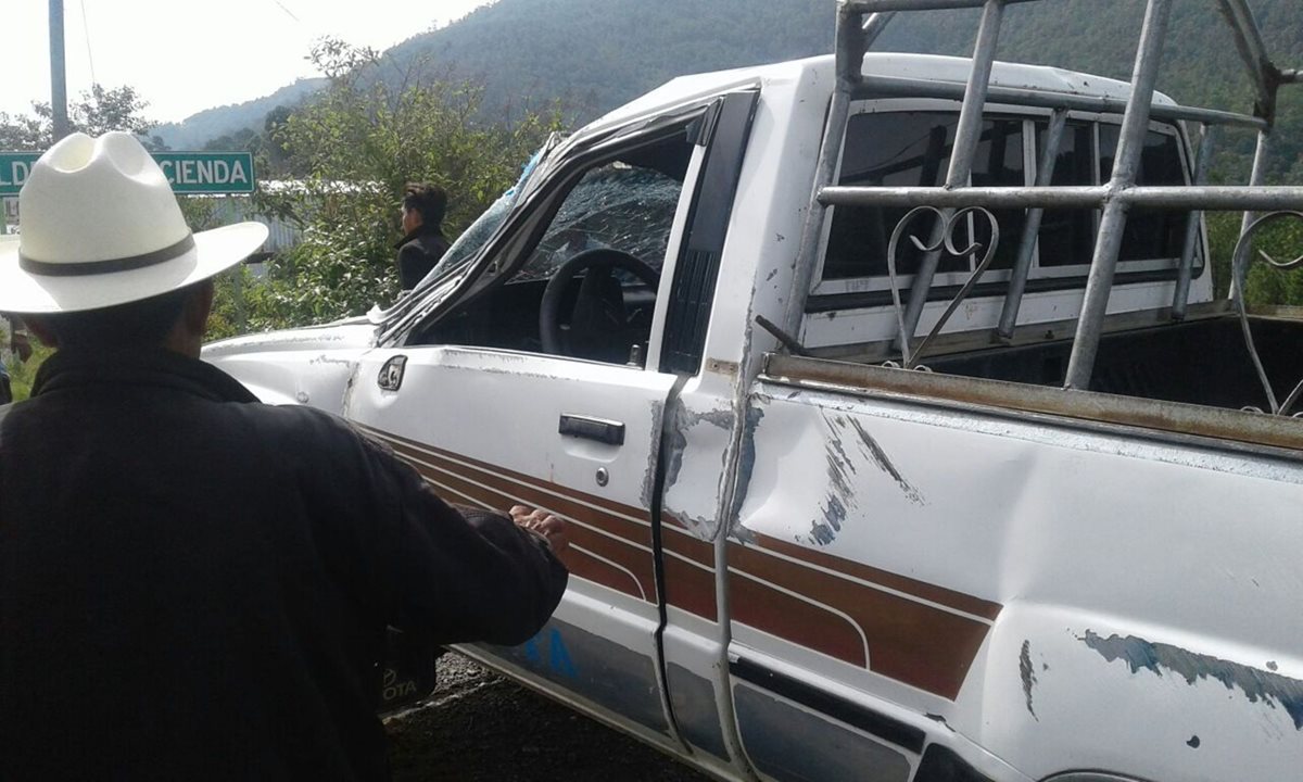 Picop en el que viajaban 11 estudiantes de la escuela Núcleos Familiares Educativos de Pajales, Cunen, Quiché, y que se accidentó. (Foto Prensa Libre: Héctor Cordero)