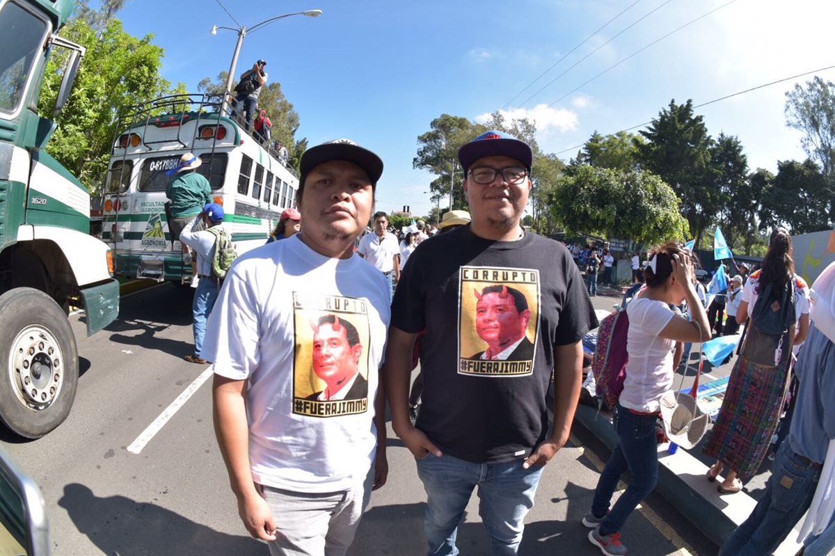 Las personas piden también la renuncia del presidente Jimmy Morales.