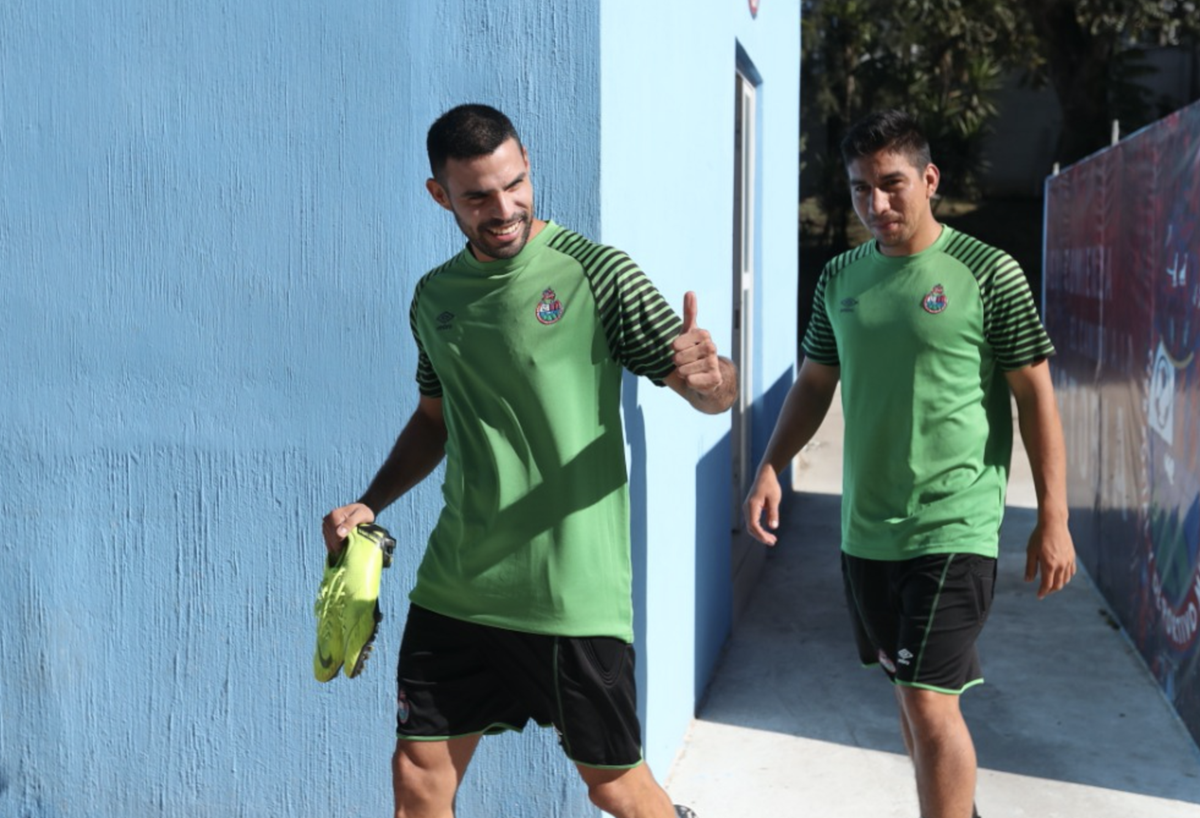 Juan Barrera en el momento que se dirigía a la gramilla del estadio El Trébol. (Foto Prensa Libre: Francisco Sánchez)