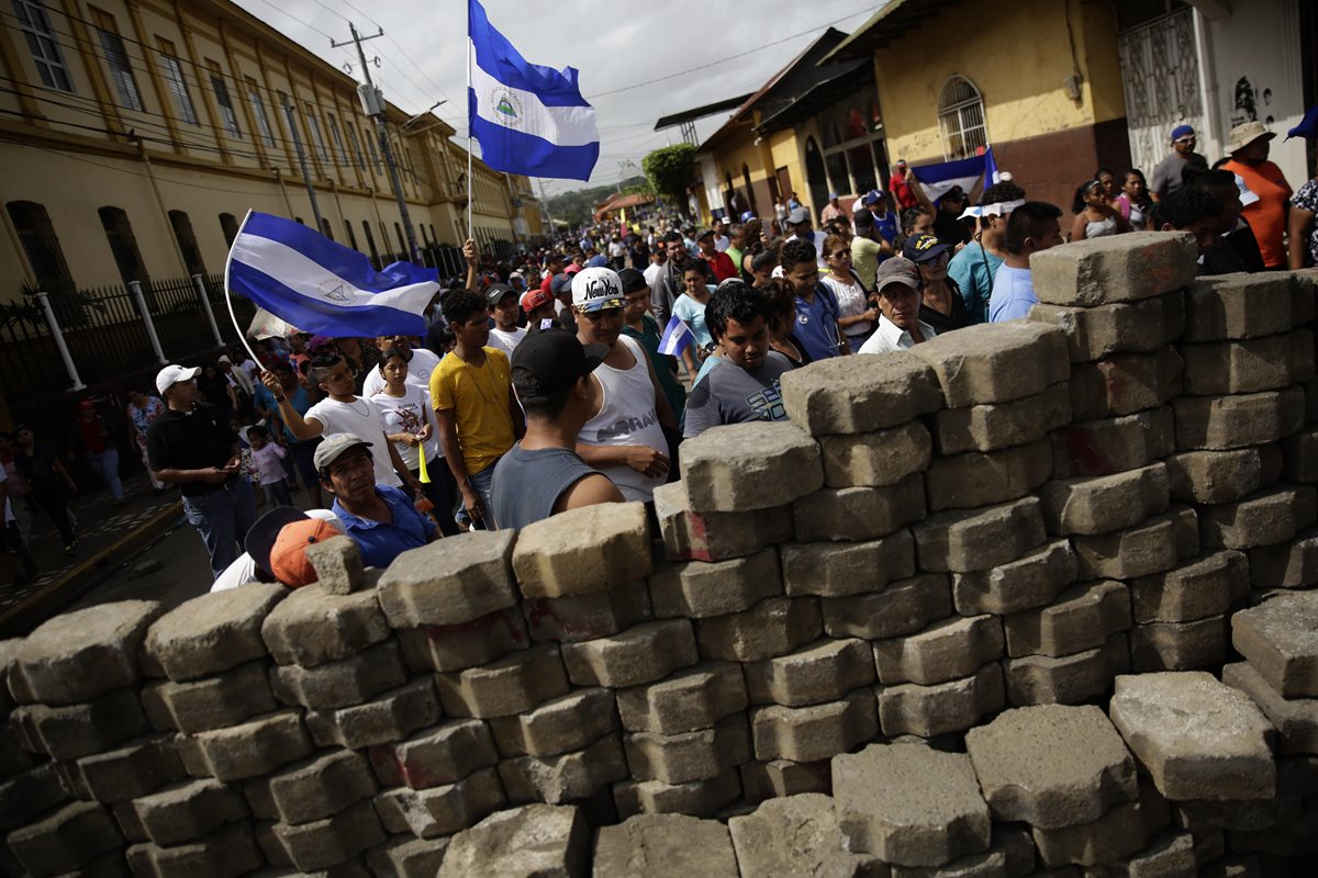 Cientos de personas marchan durante una protesta en las calles del barrio de Monimbó, Masaya, Nicaragua.(EFE).