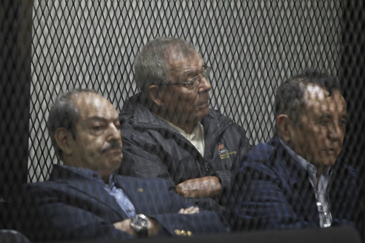 Benedicto Lucas -al centro- durante la audiencia este martes en el Juzgado de Mayor Riesgo C. (Foto Prensa Libre: Paulo Raquec)