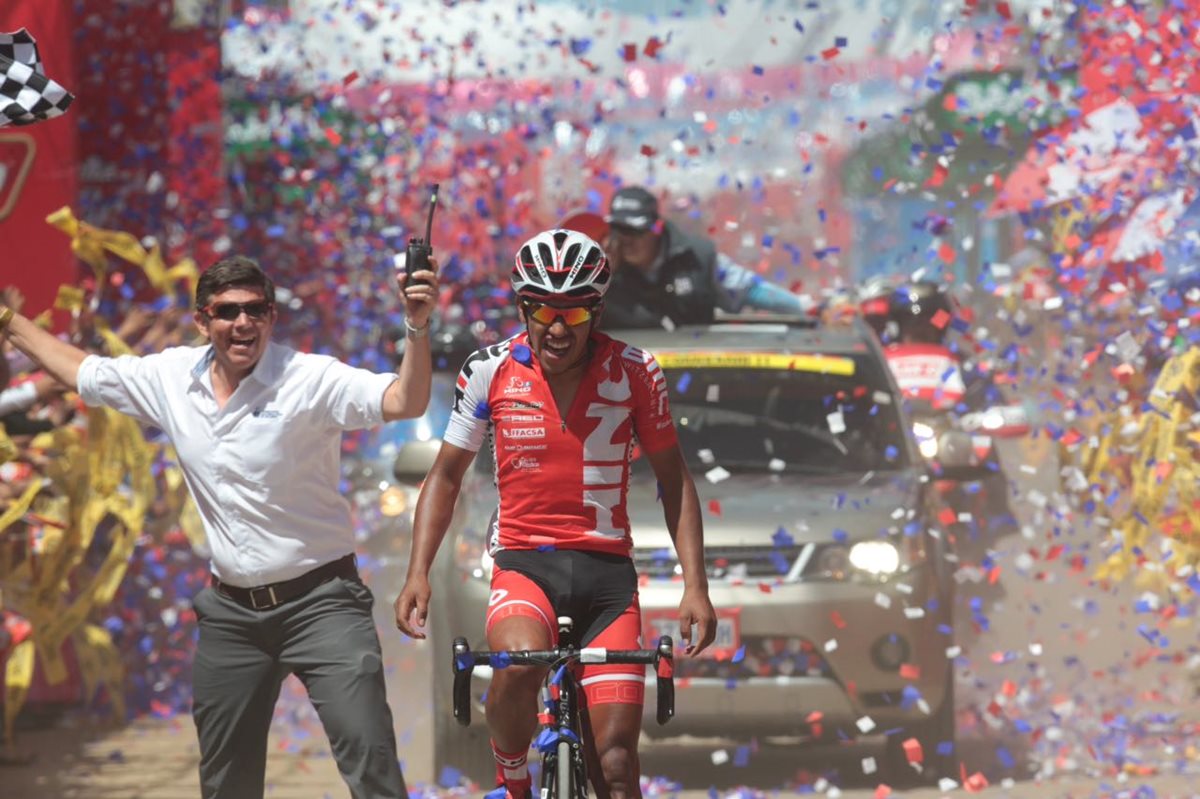 Jonathan de León al ingreso en la meta del parque Central de Tecpán. (Foto Prensa Libre: Norvin Mendoza)