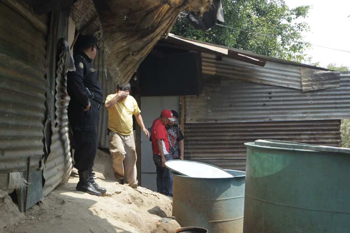 La niña se habría asfixiado bajo los cuidados del papá. (Foto Prensa Libre: Edwin Bercián)