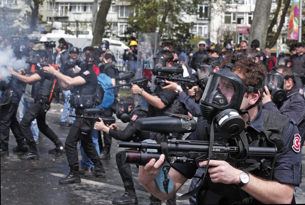 La Policía turca utiliza gases lacrimógenos para dispersar a los manifestantes en Estambul. (Foto Prensa Libre: AP).