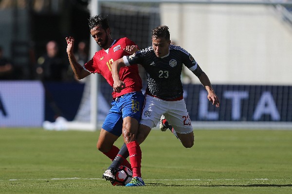 Bryan Ruiz y Robert Piris Da Motta pelean por el balón durante el encuentro. (Foto Prensa Libre: AFP)