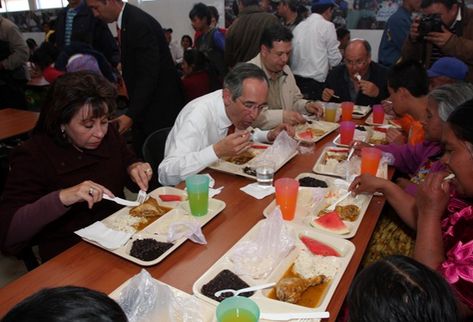 Álvaro Colom y su esposa Sandra Torres almuerzan en el comedor solidario inaugurado en Quetzaltenango. (Foto Prensa Libre: Mynor Toc)