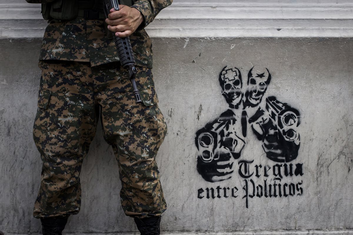 Autoridades acusan a las pandillas de mantener los altos índices de homicidios que sitúan a El Salvador como uno de los países más violentos del mundo.(Foto Prensa Libre: AP).