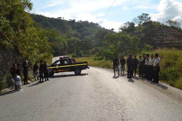 Agentes llegan a sitio de la protesta.