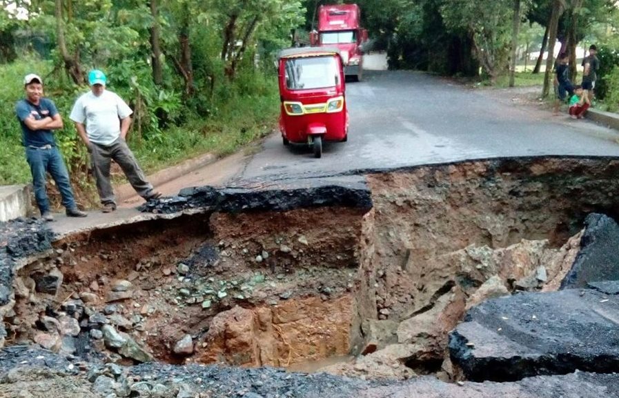 El paso en el km 237 de la ruta que conduce a Playa Dorada, Mariscos, Los Amates, Izabal, está colapsado. (Foto Prensa Libre: Dony Stewart)