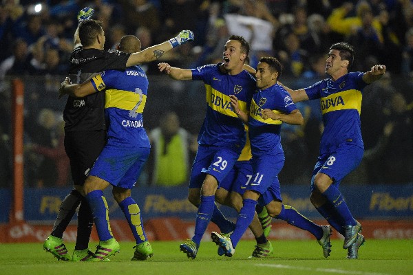 Los jugadores de Boca Juniors celebran la clasificación a las semis de la Copa Libertadores. (Foto Prensa Libre: AFP).