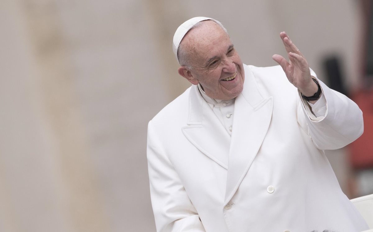 El papa Francisco saluda a fieles a su llegada a la Plaza de San Pedro. (Foto Prensa Libre: EFE).