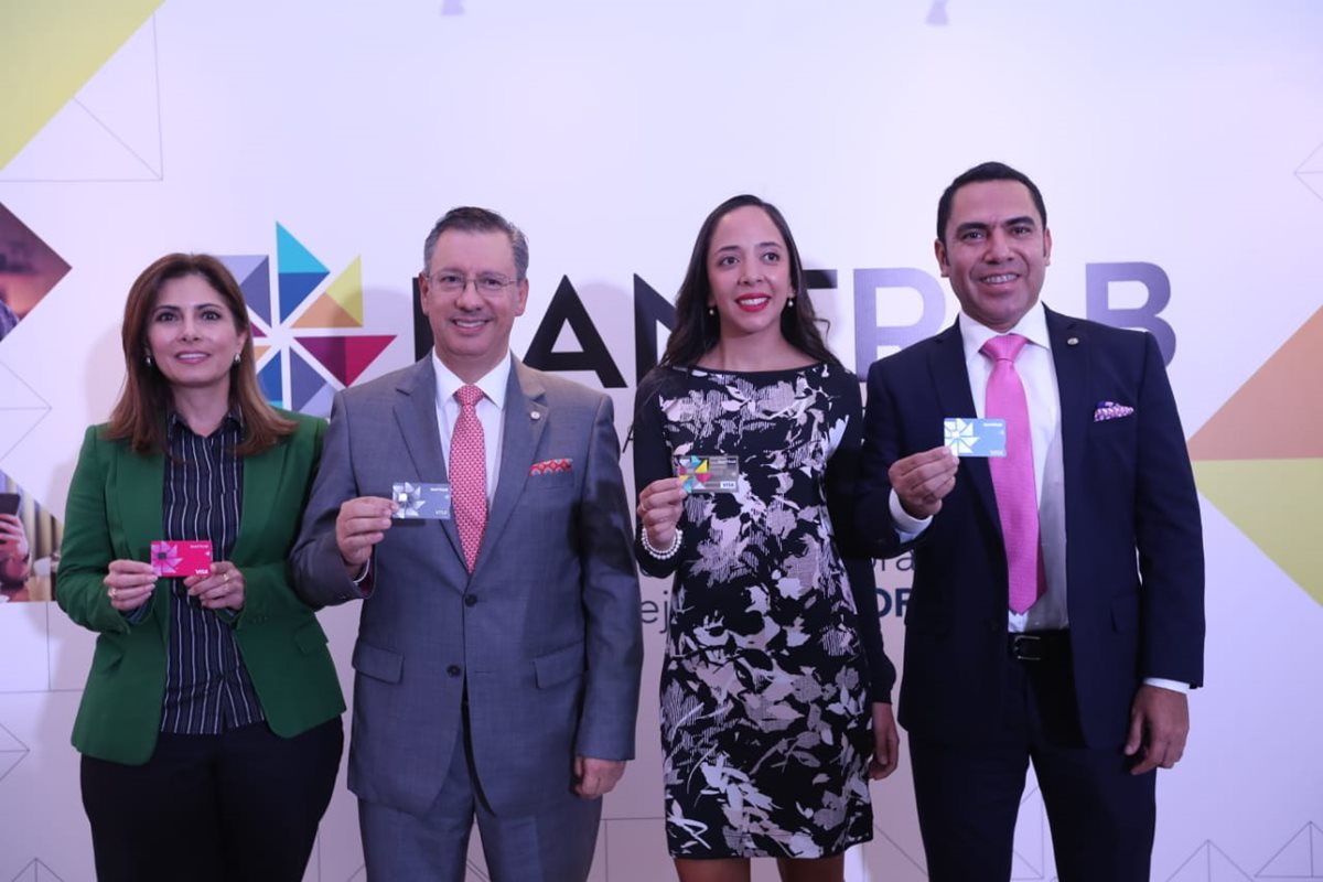 Carmen Ortíz, directora de comunicación, Néstor Sánchez,  director corporativo de Tarjetas de Crédito, Karen Martínez, directora de mercadeo, y Herbert Hernández director de la División Comercial del Bantrab muestran las nuevas tarjetas de crédito que ofrece el banco a partir de diciembre del 2018. (Foto Prensa Libre: Esbin García)