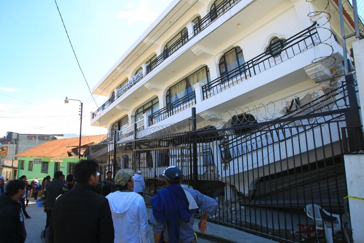 Un edificio sucumbió ante la intensidad del sismo en Tacaná, San Marcos. (Foto Prensa Libre: Álvaro Interiano)