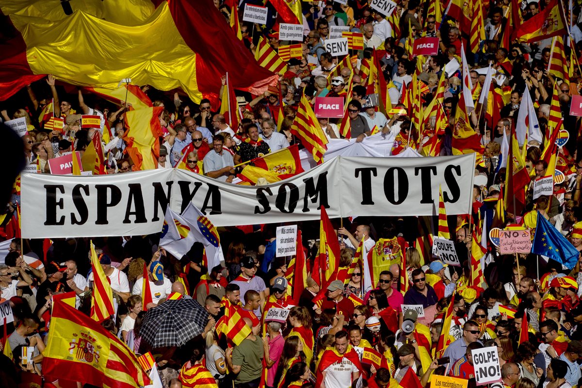 Españoles marchan por la unidad. (Foto Prensa Libre: EFE)