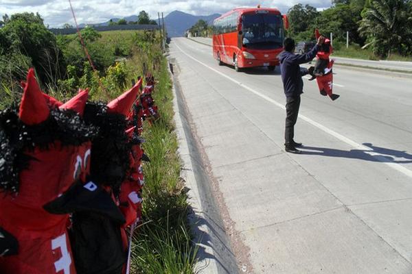 Comerciantes venden piñatas de diablos en la ruta al Atlántico. (Foto Hugo Oliva).