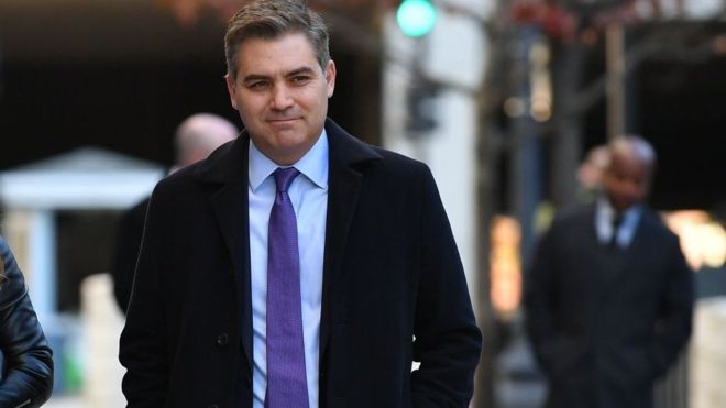 El periodista de la CNN Jim Acosta se presentó en la corte este viernes para escuchar la decisión temporal del juez. GETTY IMAGES